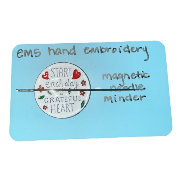 Magnetic Needle Minder with Heart Design - Picture 2 of 4